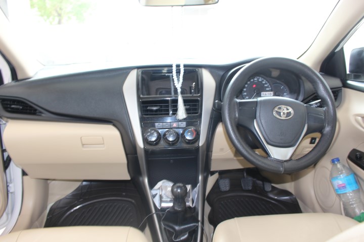 Toytoa yaris askari rent car