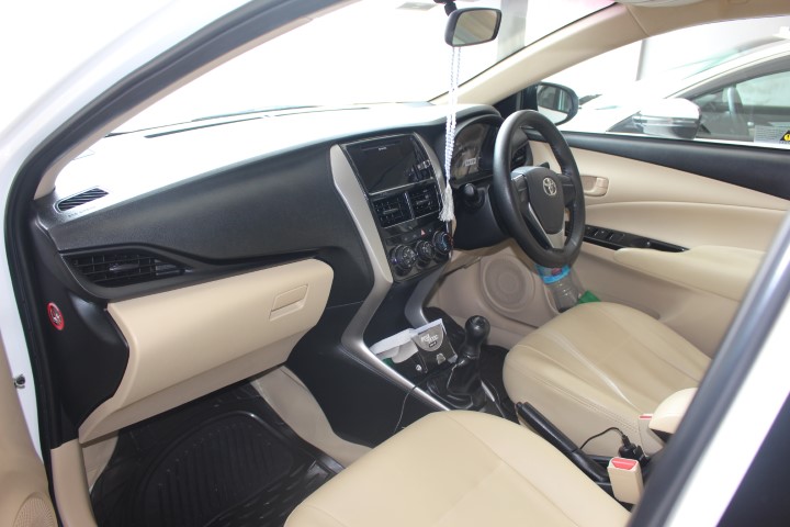 rent a toyota yaris with askari car